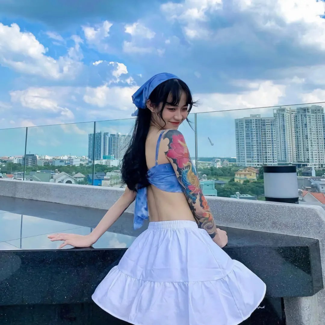 忍冬玫瑰海报
